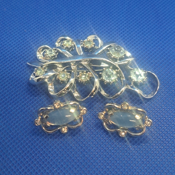 Vintage Silvertone Leaf Brooch Pin with Clear & Blue Rhinestones & Clip On Set - Picture 3 of 6